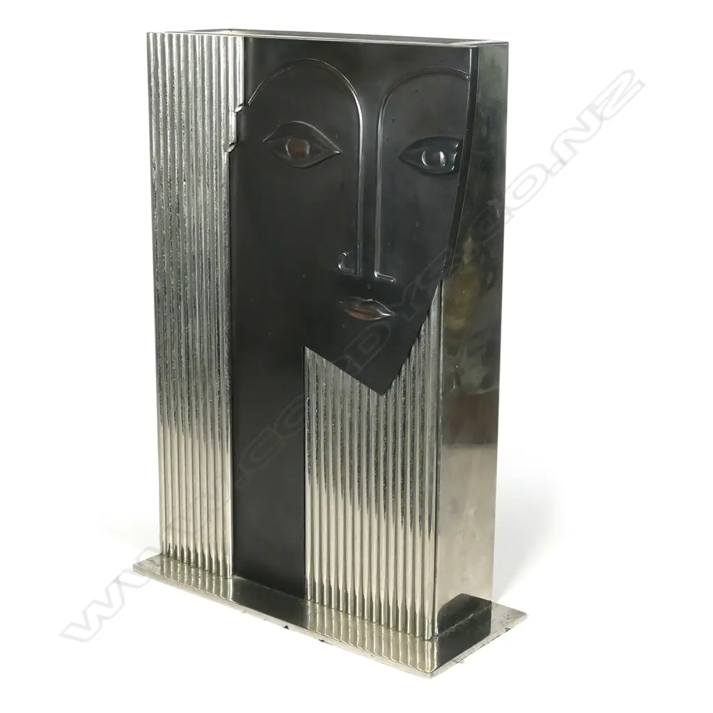 Large-scale Art Deco face vase of a woman Image 1++