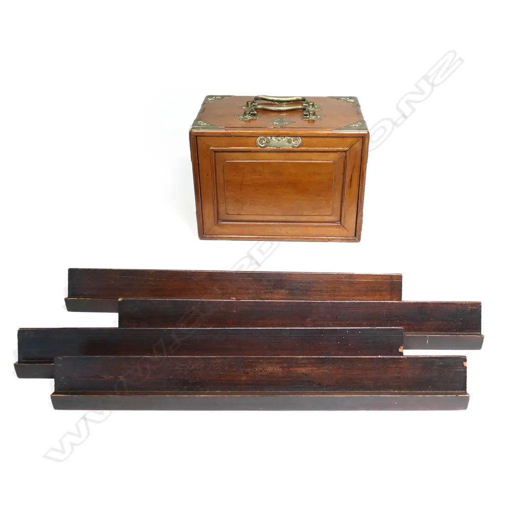 An early 20thC bone and bamboo mah jong set, Image 1++