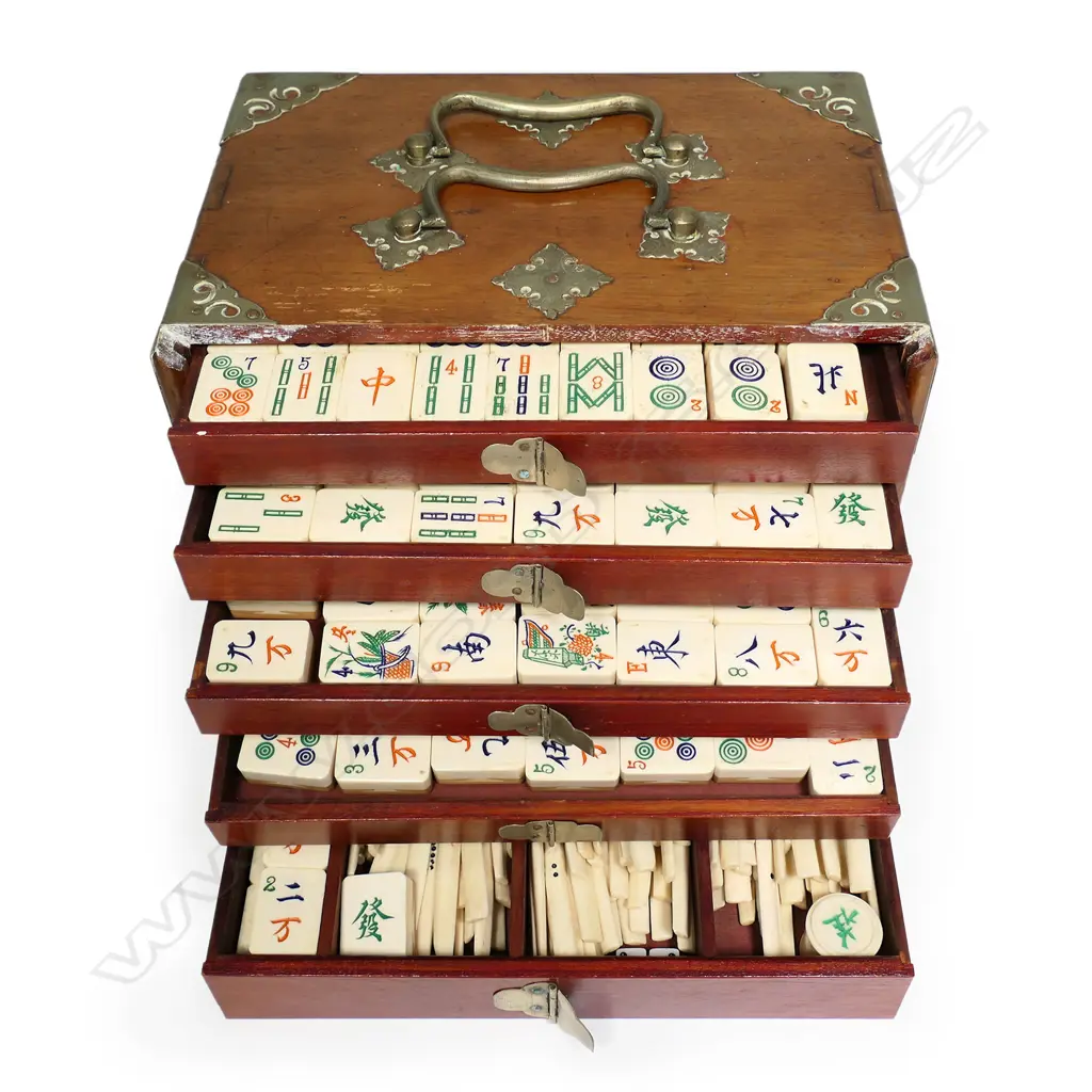 An early 20thC bone and bamboo mah jong set, Image 1++