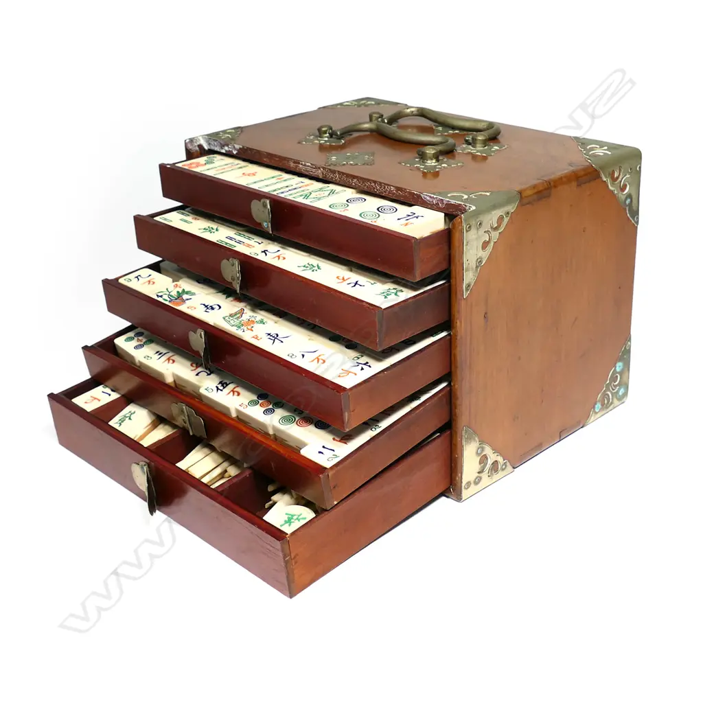 An early 20thC bone and bamboo mah jong set, Image 1++