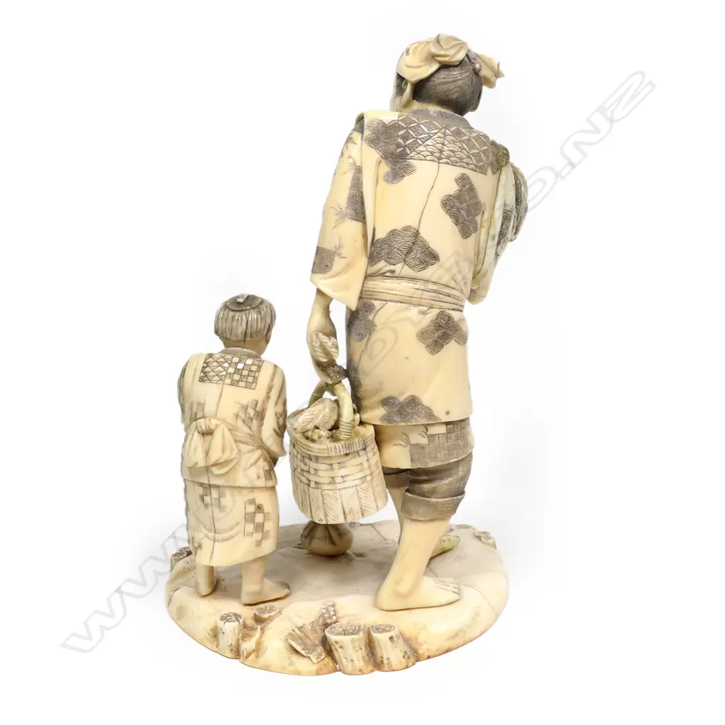 A Japanese ivory okimono figure group, Image 1++