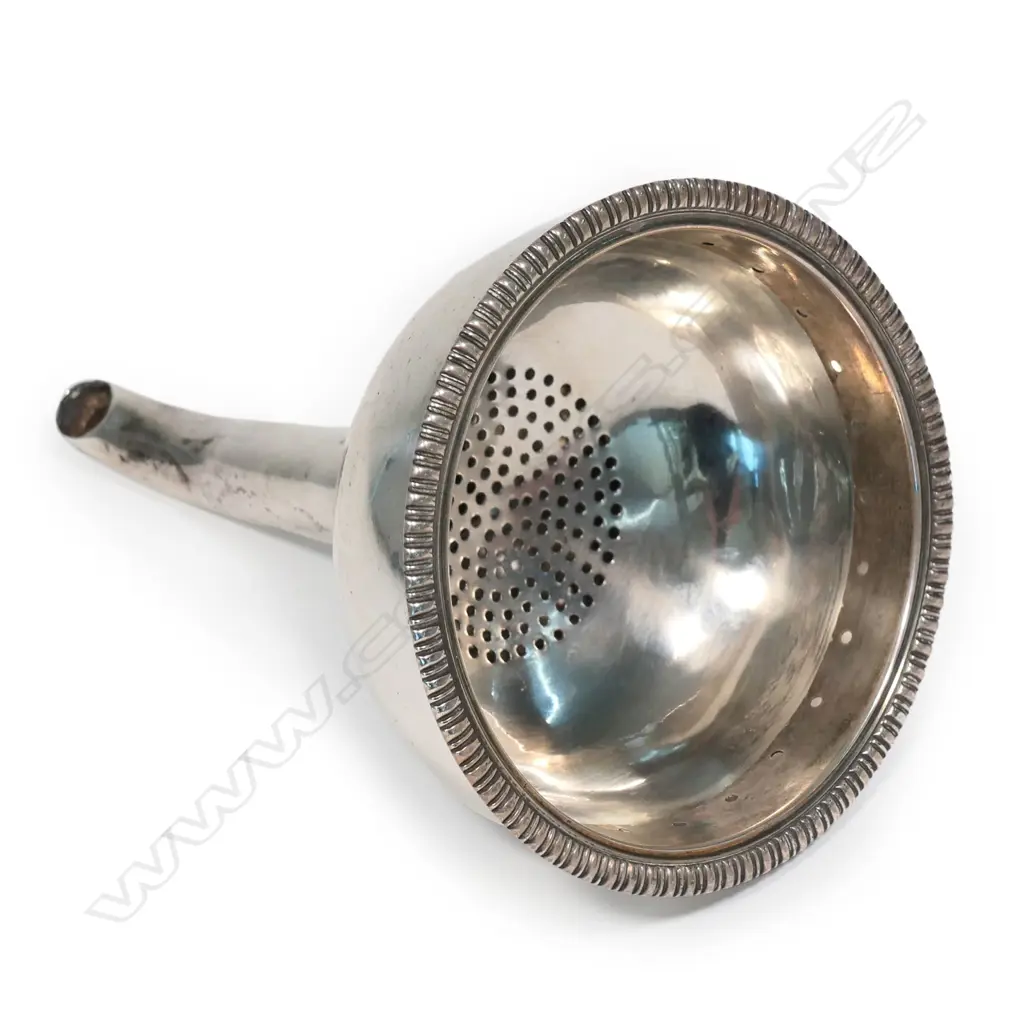 A George III silver wine funnel, Image 1++