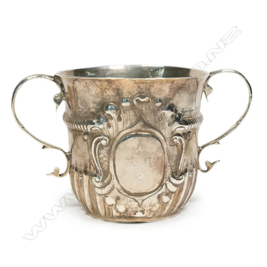 An early George I silver porringer, Image 1++
