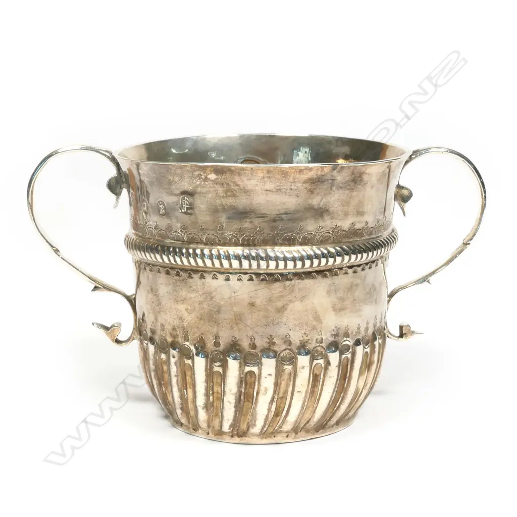 An early George I silver porringer, Image 1++