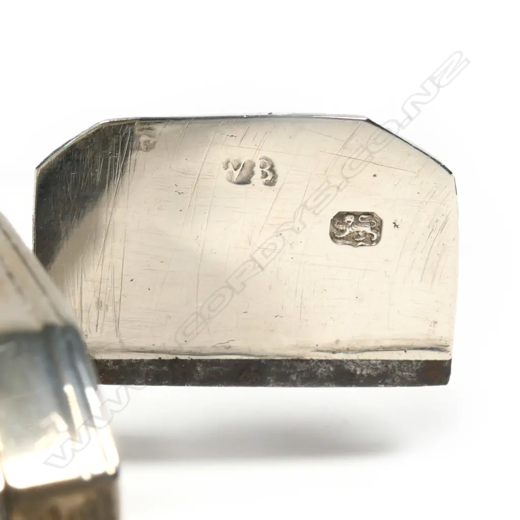 A George III silver candle snuffer Image 1++