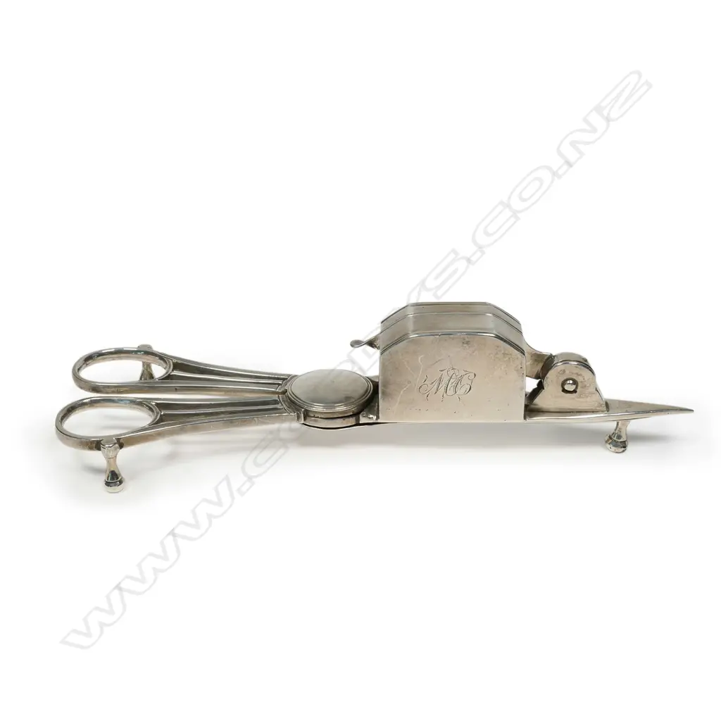 A George III silver candle snuffer Image 1++