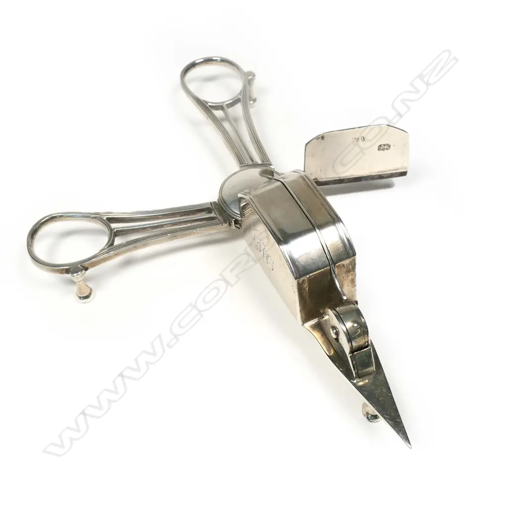 A George III silver candle snuffer Image 1++