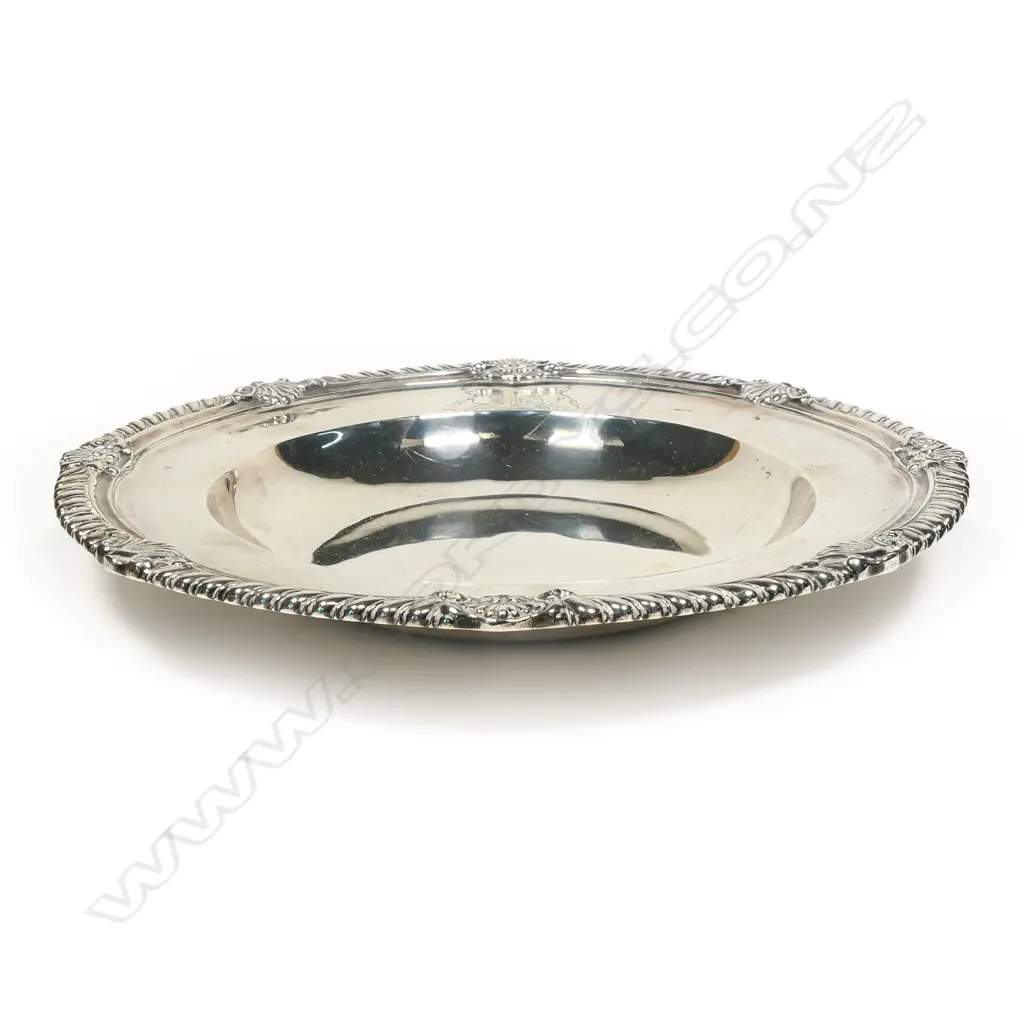 A George IV silver dinner plate by Garrards of London, Image 1++