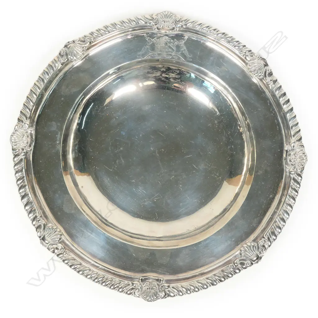 A George IV silver dinner plate by Garrards of London, Image 1++