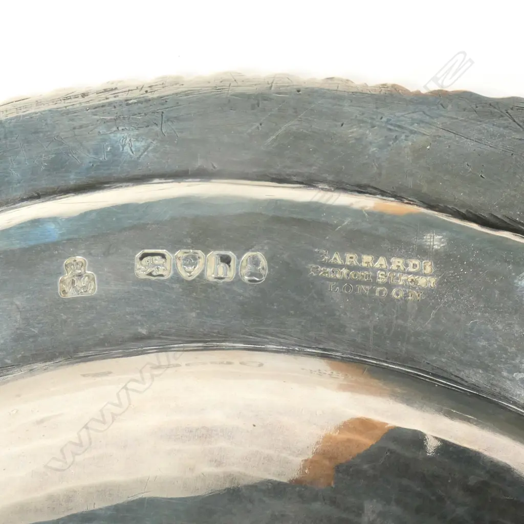 A George IV silver dinner plate by Garrards of London, Image 1++