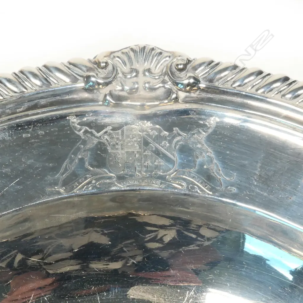 A George IV silver dinner plate by Garrards of London, Image 1++