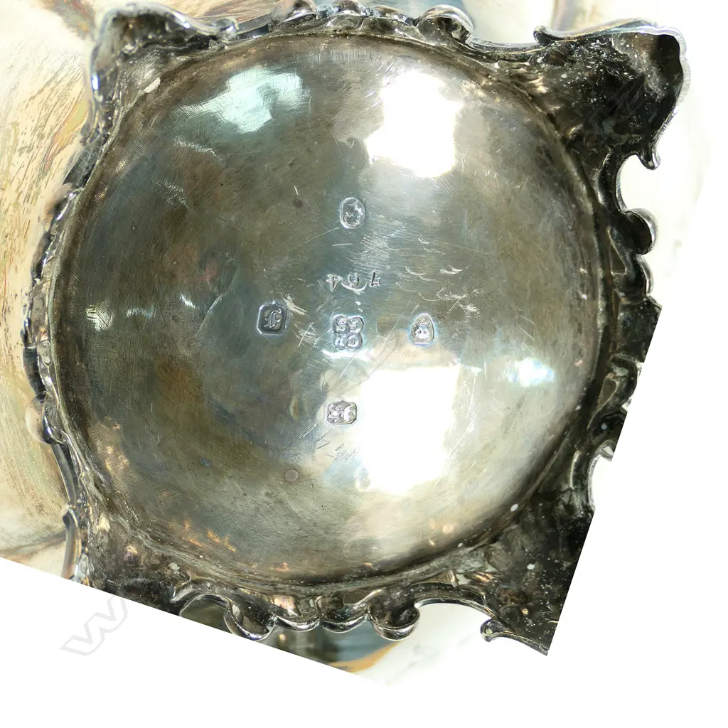 An early Victorian silver teapot, Image 1++