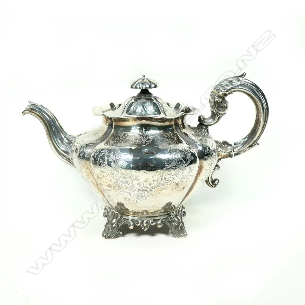 An early Victorian silver teapot, Image 1++
