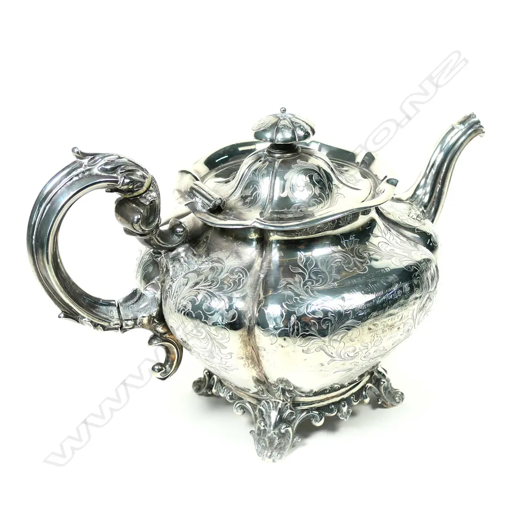 An early Victorian silver teapot, Image 1++