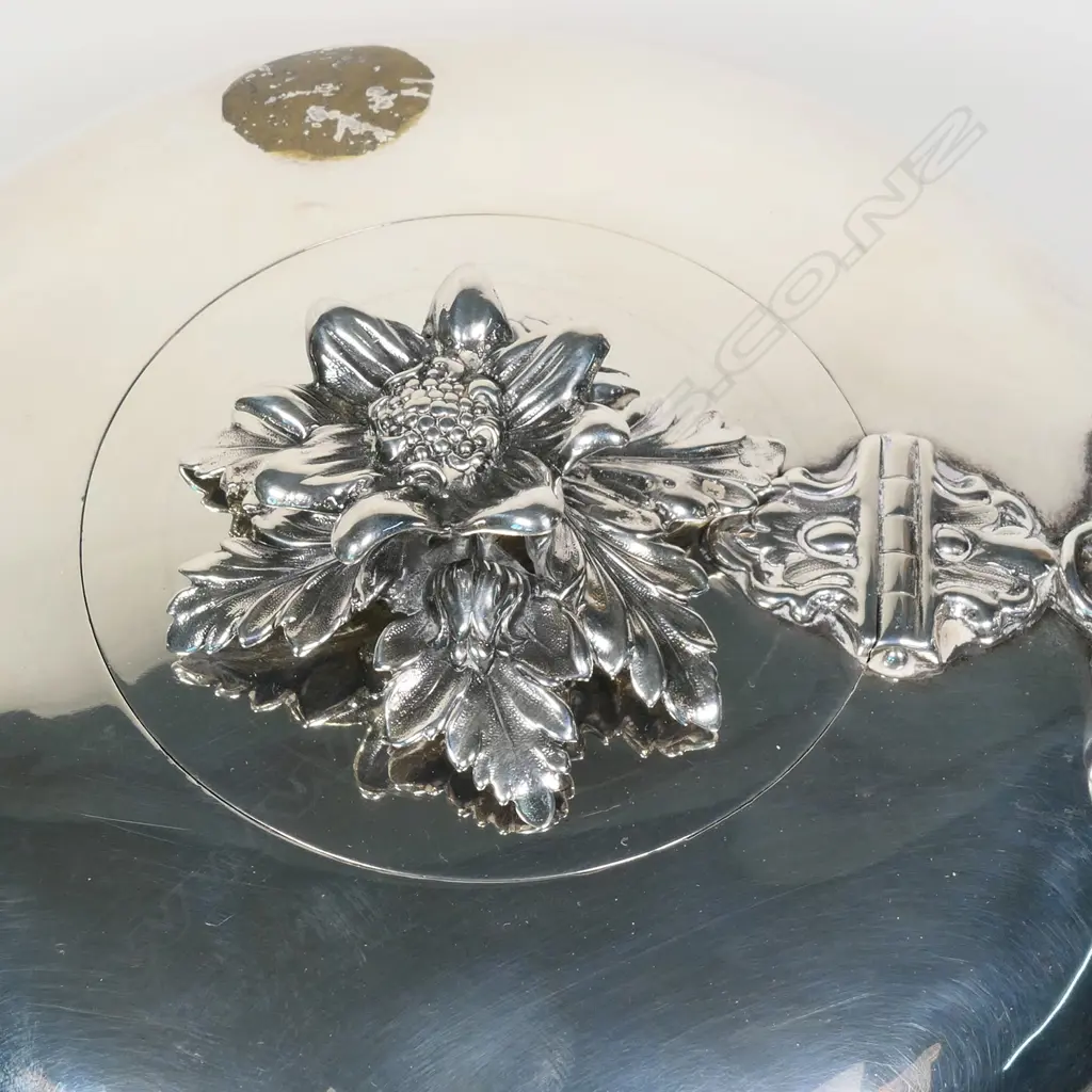 A Victorian silver three-piece tea set Image 1++