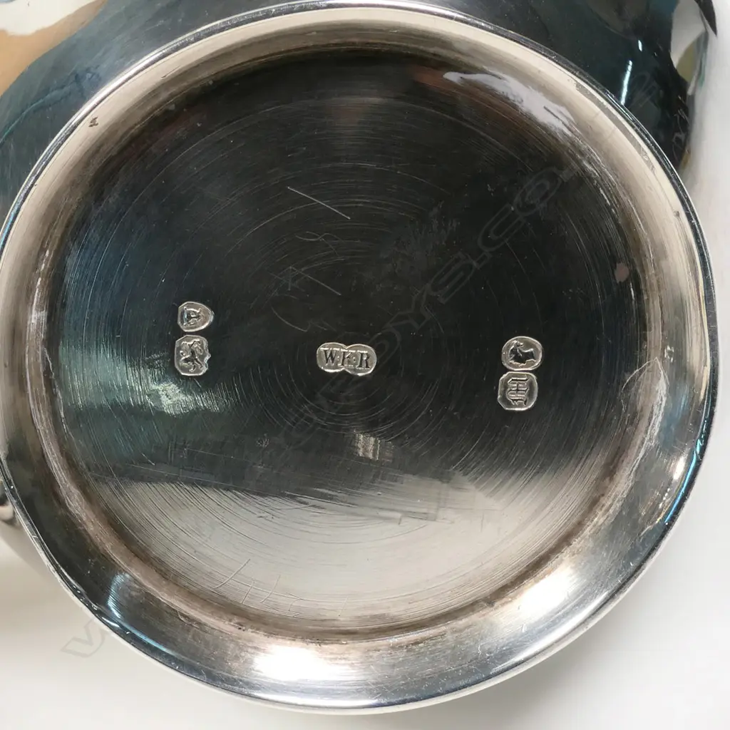 A Victorian silver three-piece tea set Image 1++