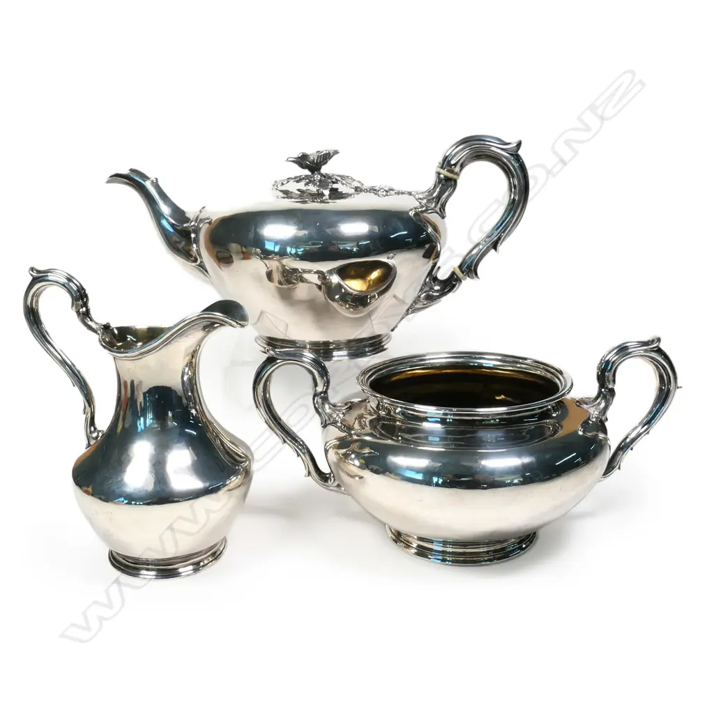 A Victorian silver three-piece tea set Image 1++