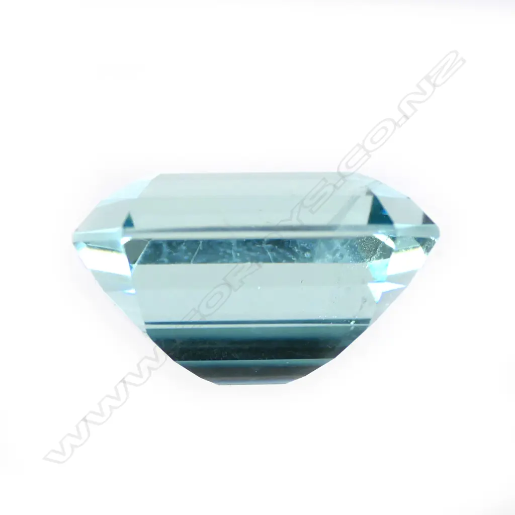 A loose aquamarine gemstone, Image 1++