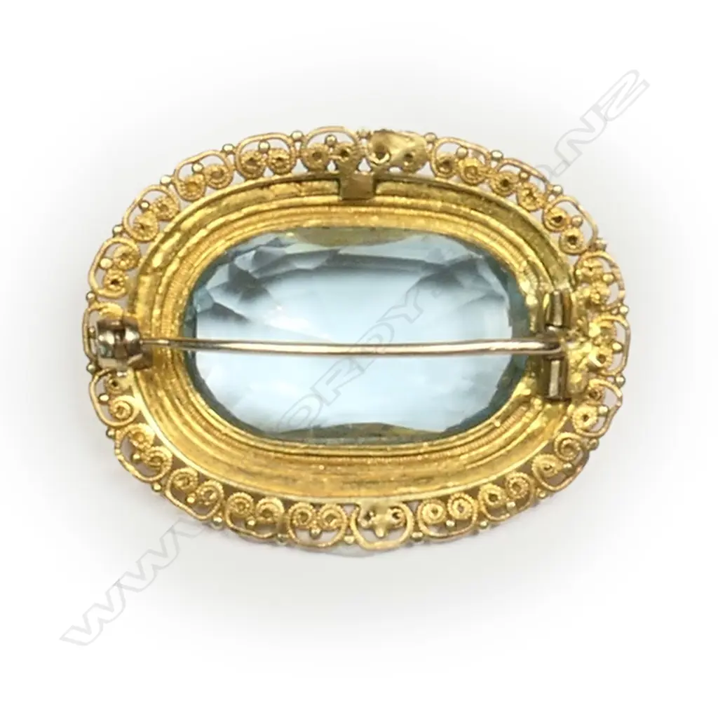 A 20ct gold and aquamarine brooch, Image 1++