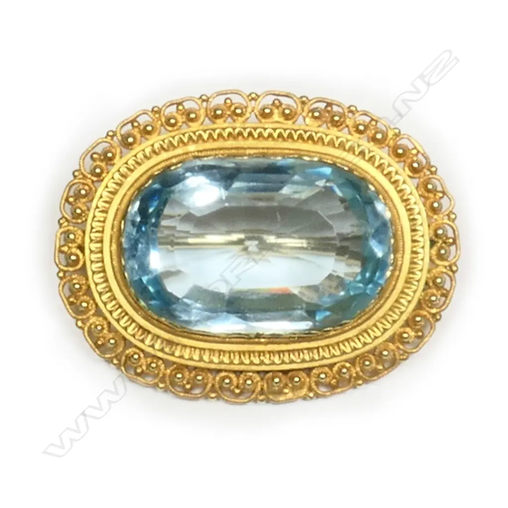 A 20ct gold and aquamarine brooch, Image 1++