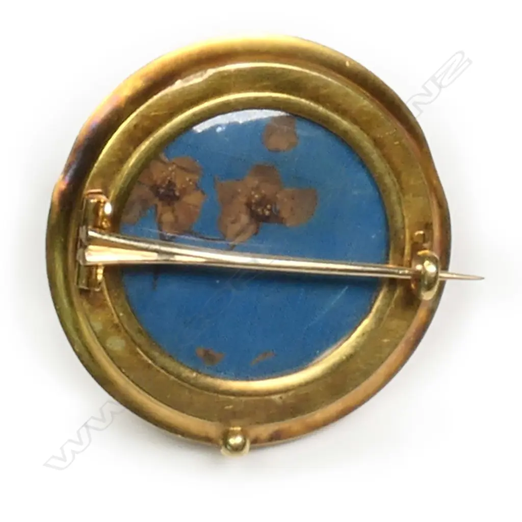 A Victorian 14ct gold and garnet mourning brooch, Image 1++