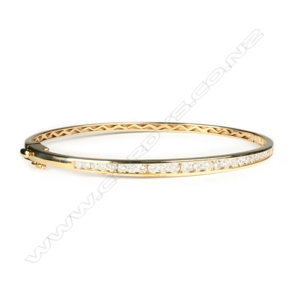 A 10ct gold and diamond set bangle, Image 1++
