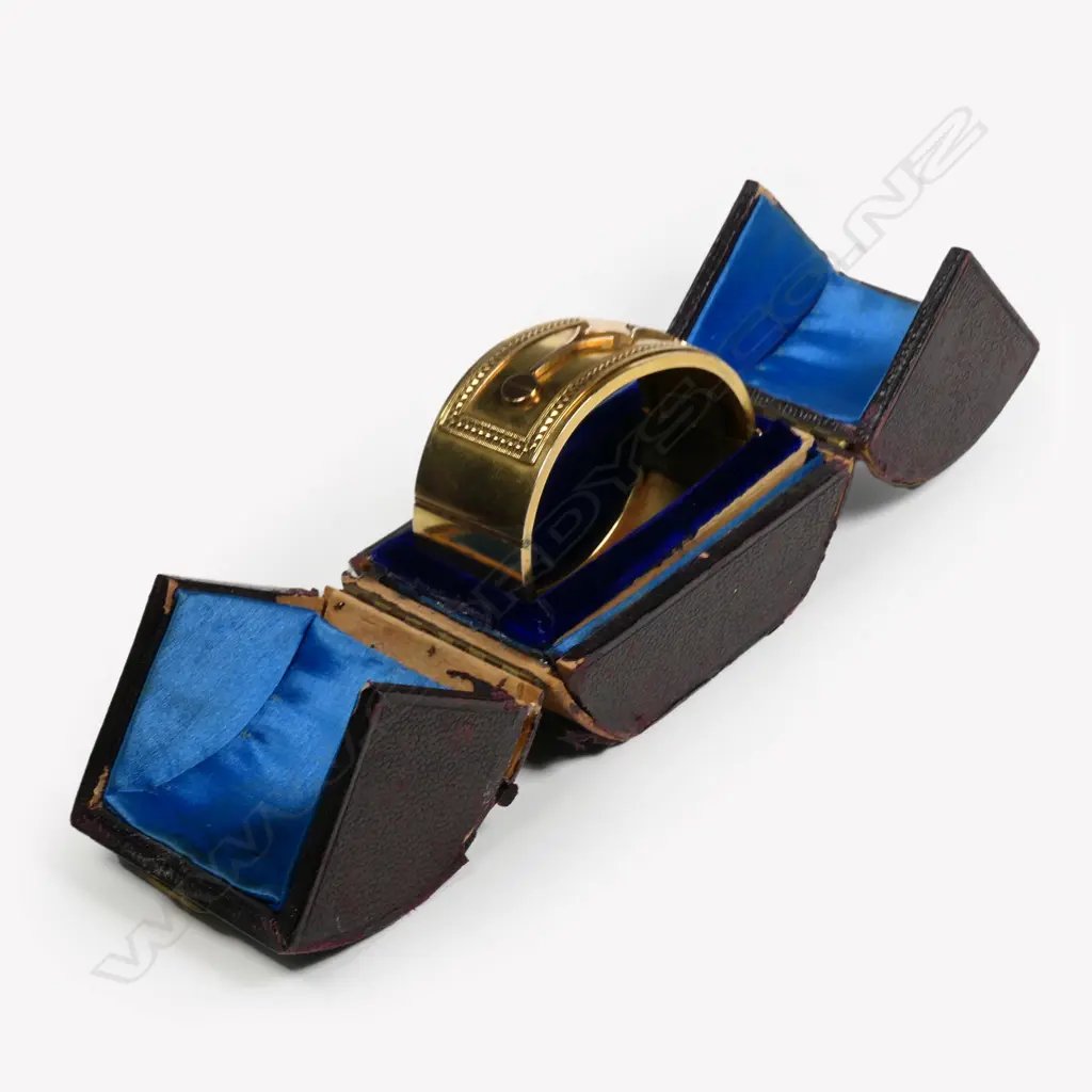 A Victorian 15ct gold hinged bangle, Image 1++