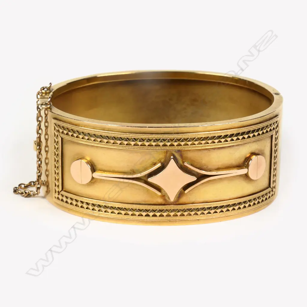 A Victorian 15ct gold hinged bangle, Image 1++
