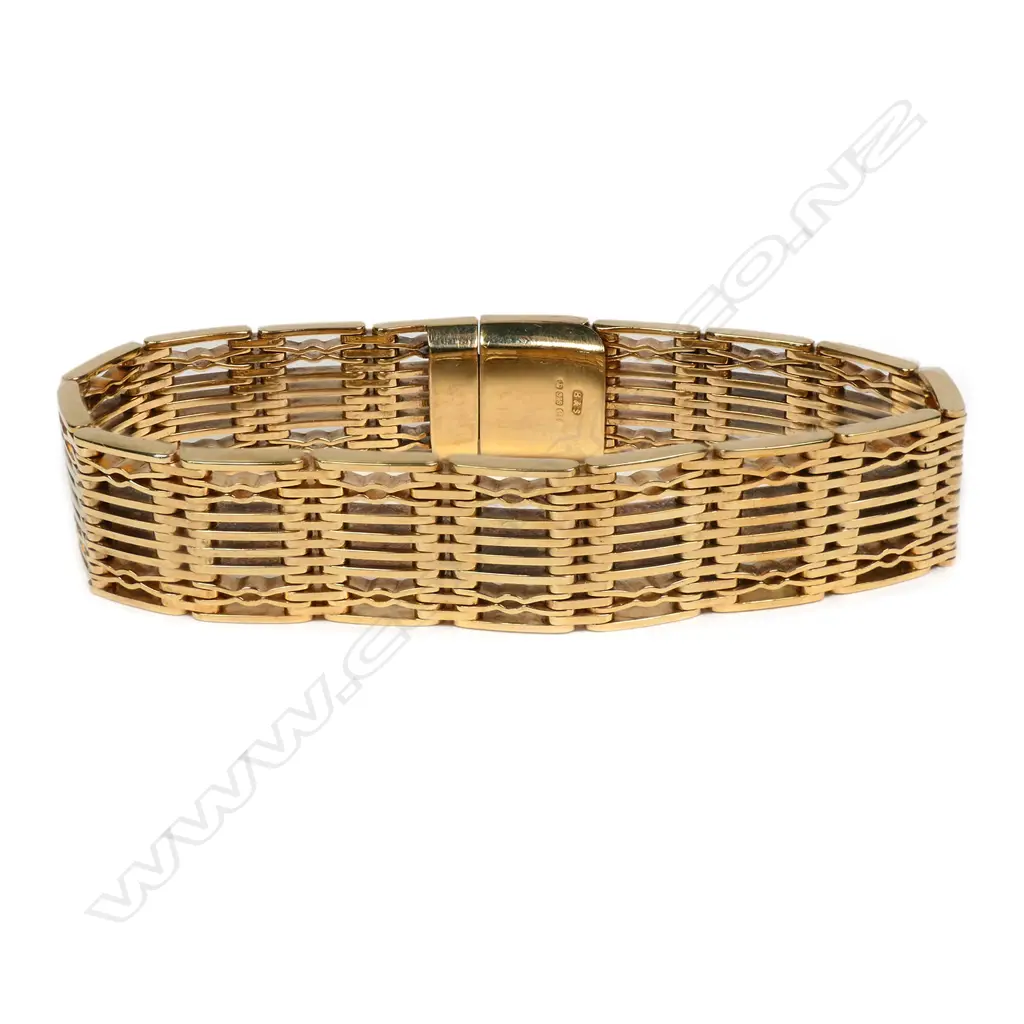 A 9ct gold gate bracelet, Image 1++