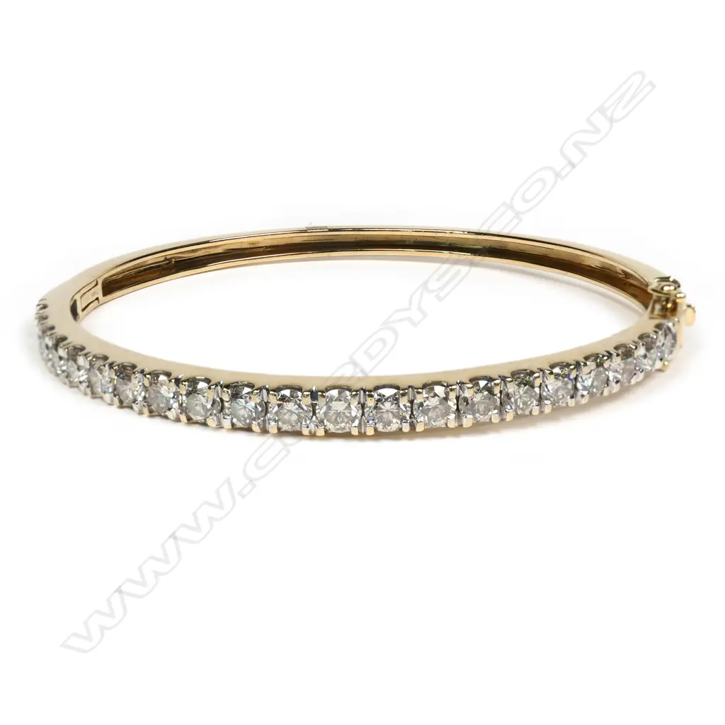 A 10ct gold and diamond set bangle, Image 1++