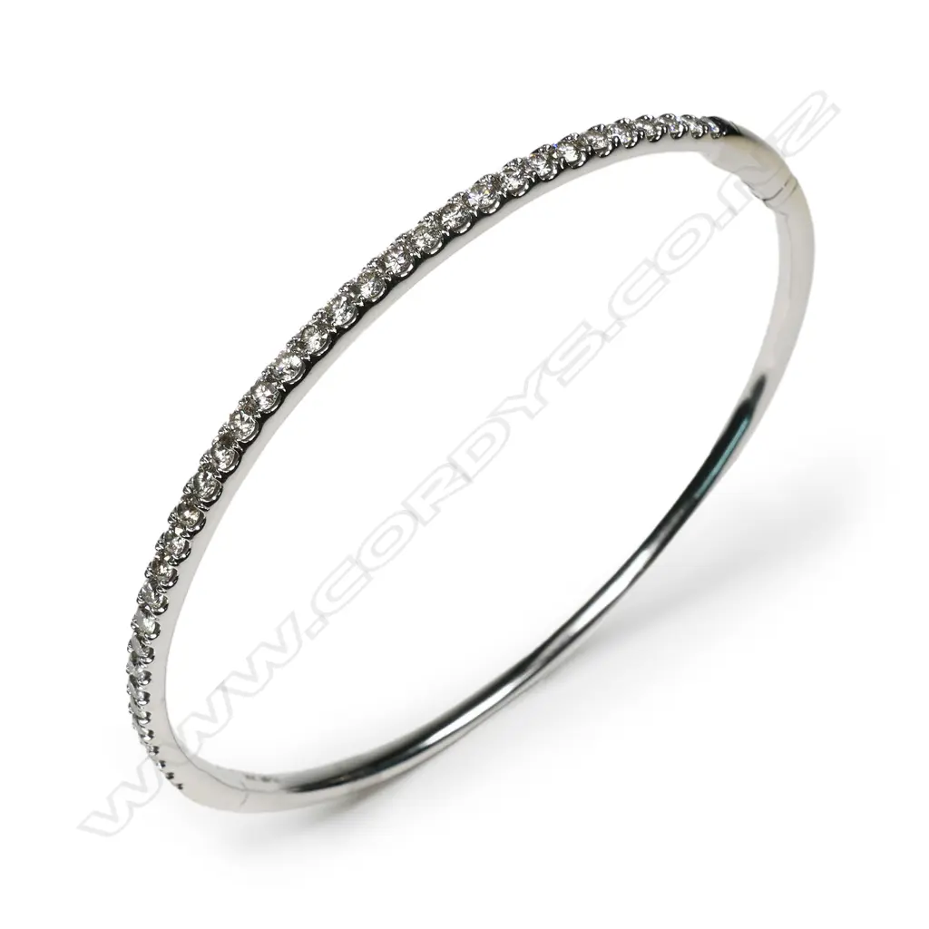 A 14ct white gold and diamond set bangle, Image 1++