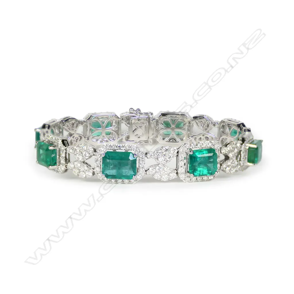 An impressive 18ct white gold, emerald and diamond bracelet, Image 1++