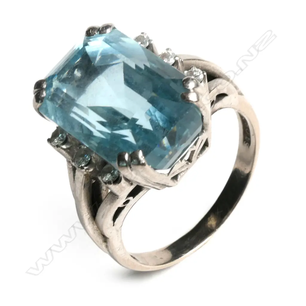 A 9ct white gold, aquamarine and diamond ring, Image 1++