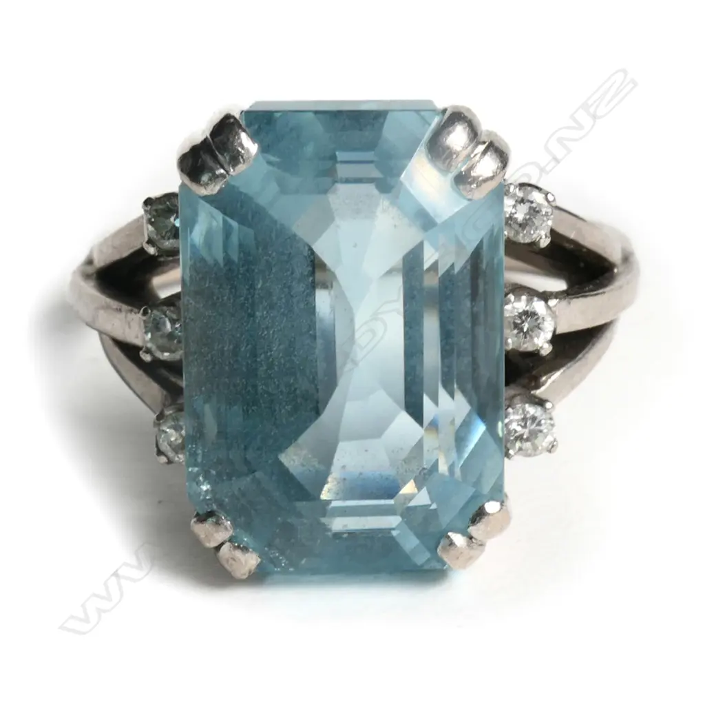 A 9ct white gold, aquamarine and diamond ring, Image 1++