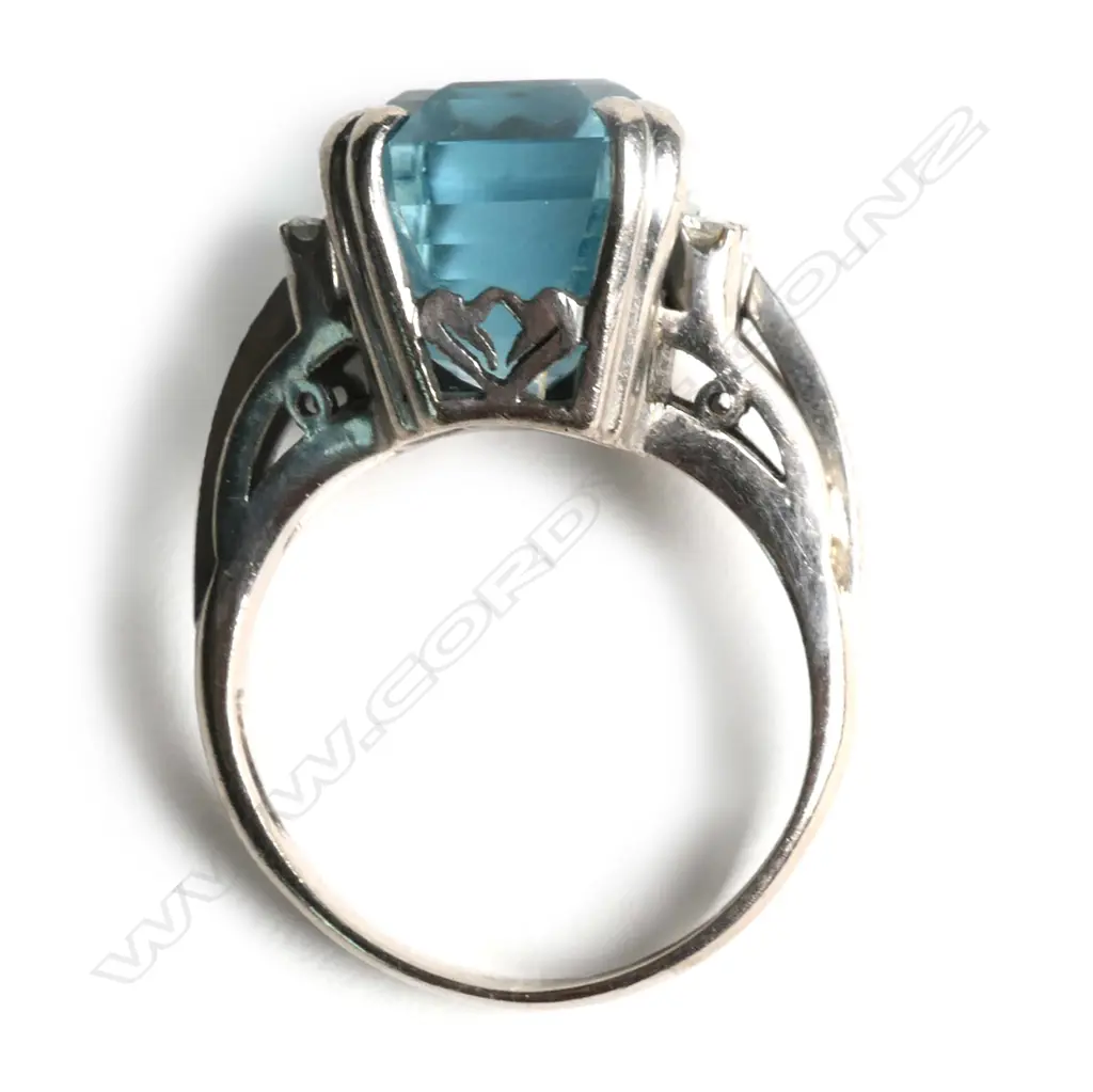A 9ct white gold, aquamarine and diamond ring, Image 1++