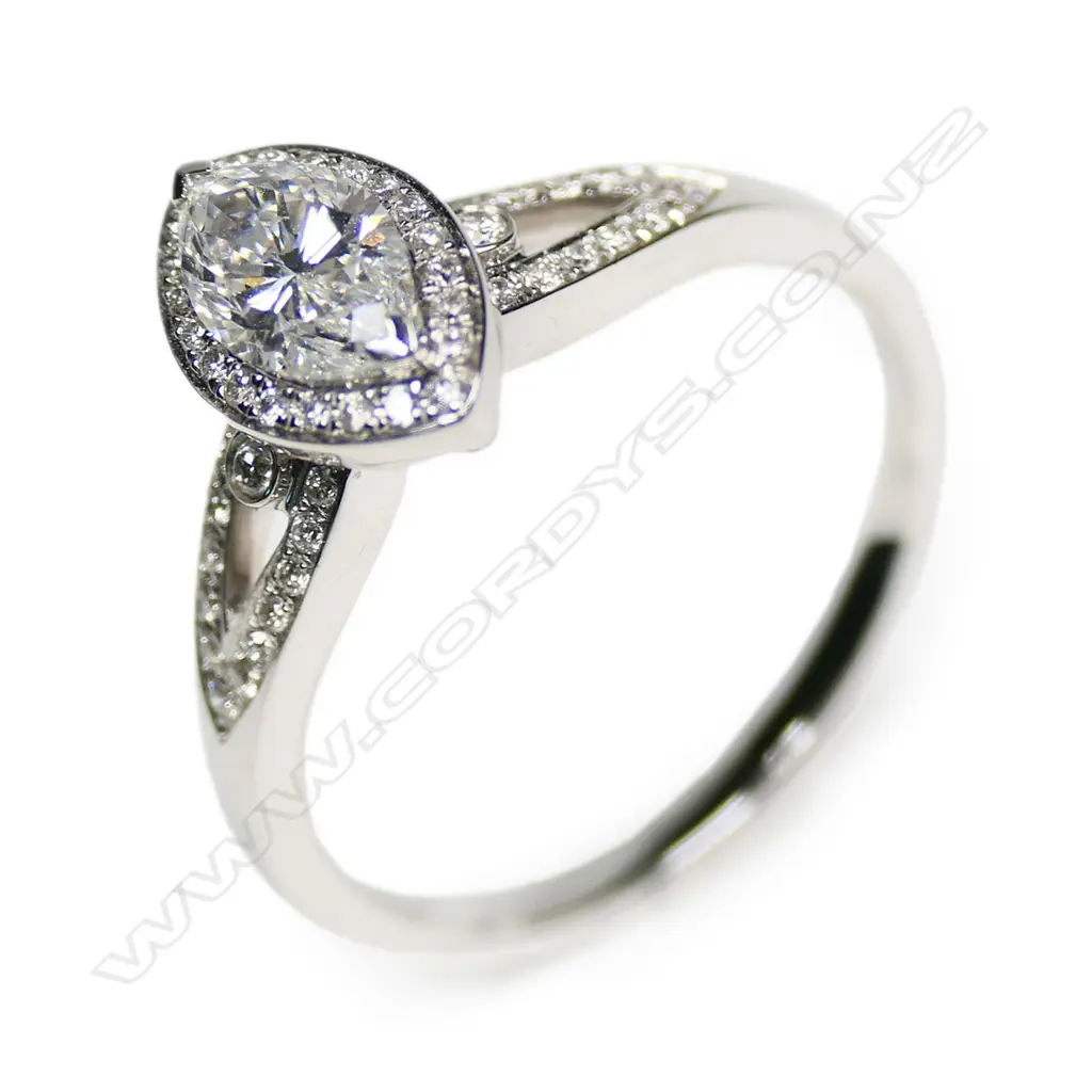 An 18ct white gold marquise diamond ring, Image 1++