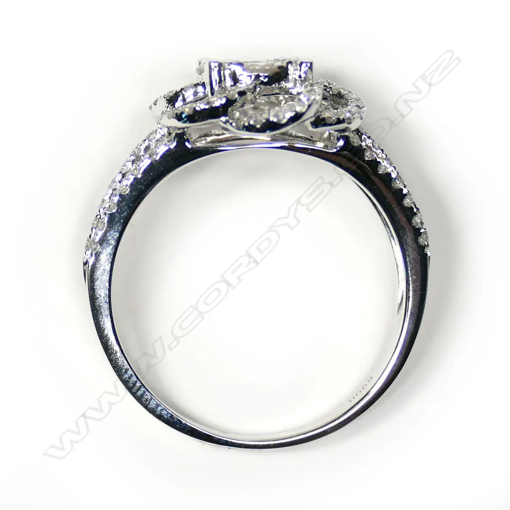 An 18ct white gold diamond cluster ring, Image 1++