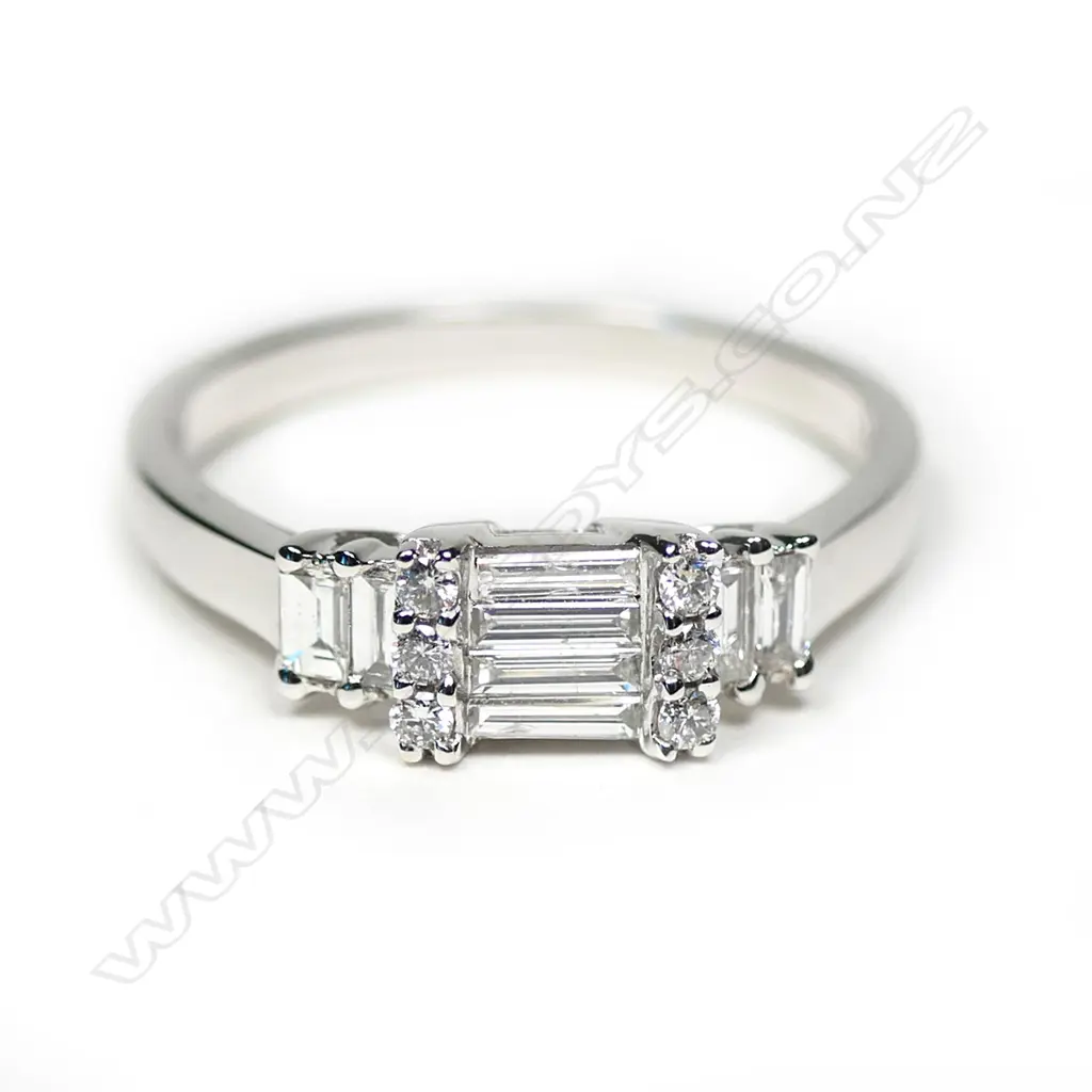 An 18ct white gold and diamond ring, Image 1++