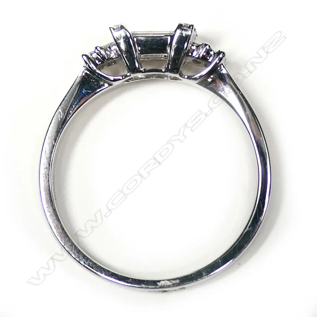 An 18ct white gold and diamond ring, Image 1++