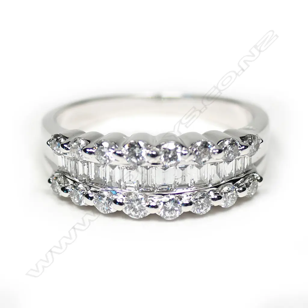 An 18ct white gold and diamond ring, Image 1++