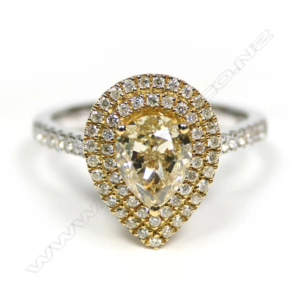 An 18ct white gold yellow and white diamond ring, Image 1++