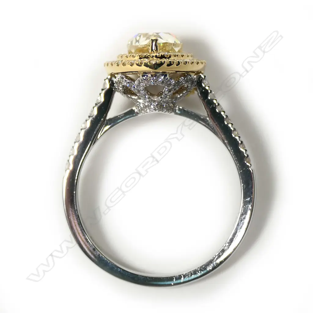 An 18ct white gold yellow and white diamond ring, Image 1++