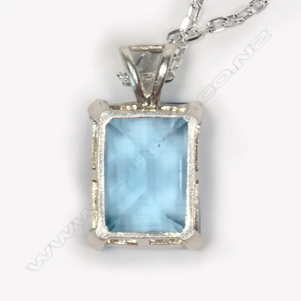 An octagon cut topaz pendant, Image 1++