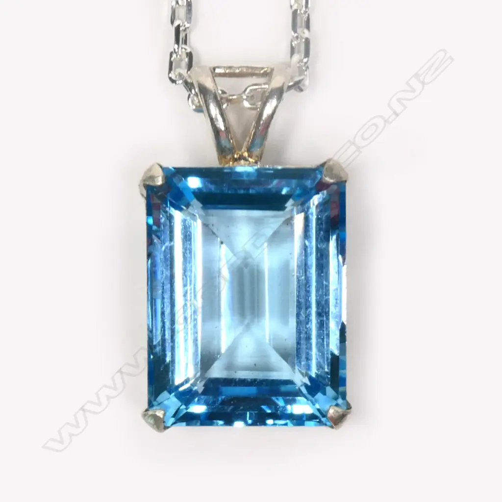 An octagon cut topaz pendant, Image 1++