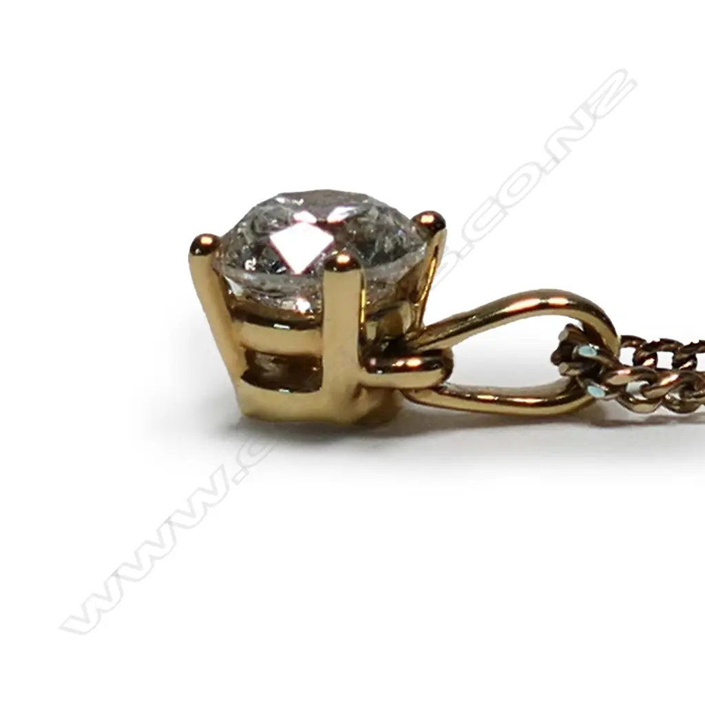An 18ct gold and diamond pendant, Image 1++