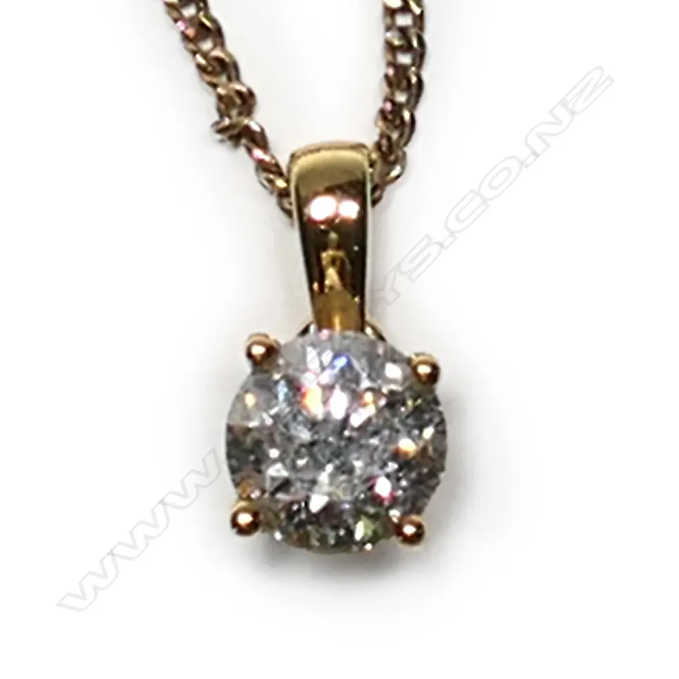 An 18ct gold and diamond pendant, Image 1++