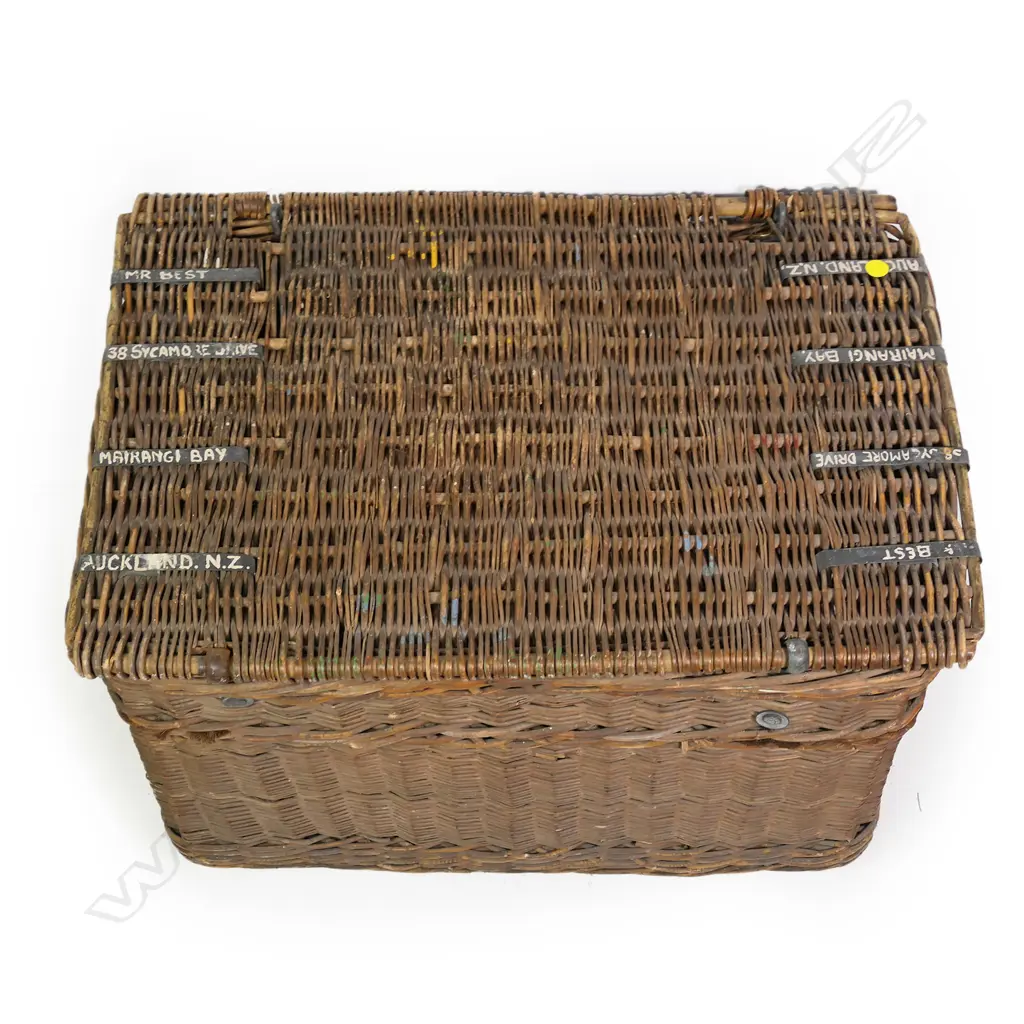 A large vintage wicker luggage basket, Image 1++