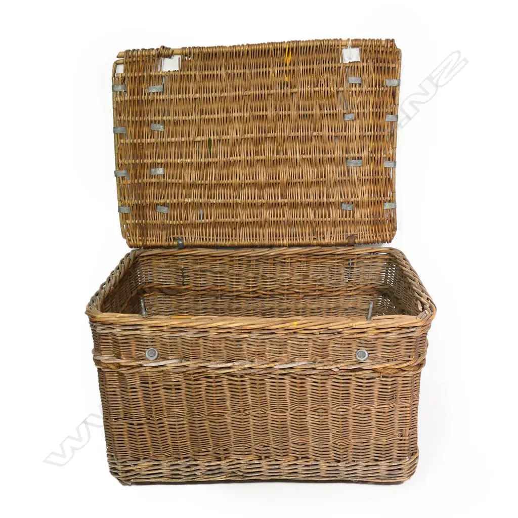 A large vintage wicker luggage basket, Image 1++