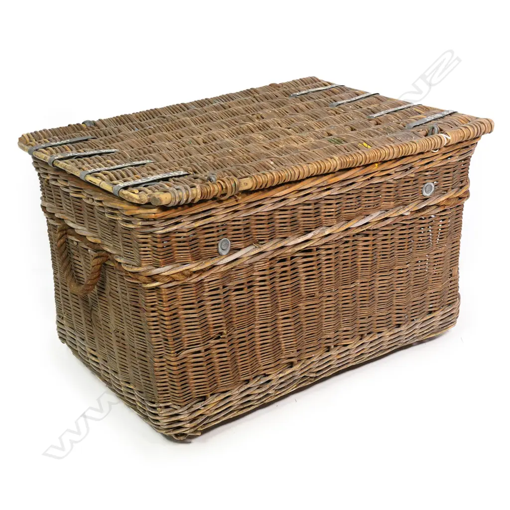A large vintage wicker luggage basket, Image 1++