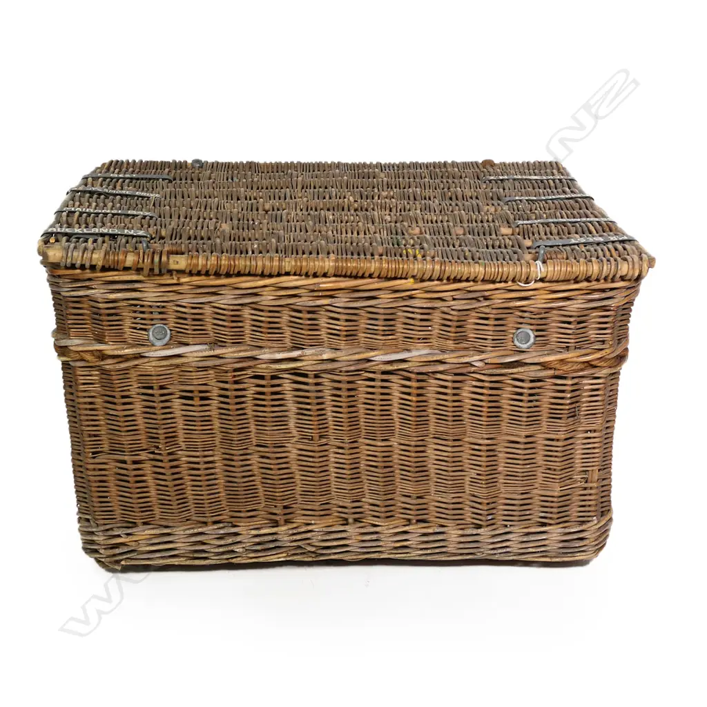 A large vintage wicker luggage basket, Image 1++